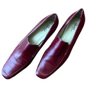NWT Preview International Pump kitten low Heel burgundy Slip on Shoes Size 8M